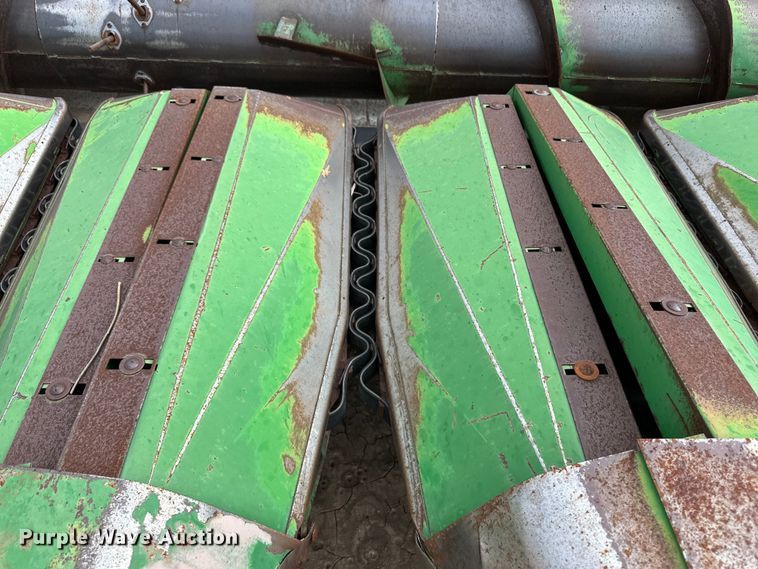 image for item OL9642 John Deere 853A all-crop head