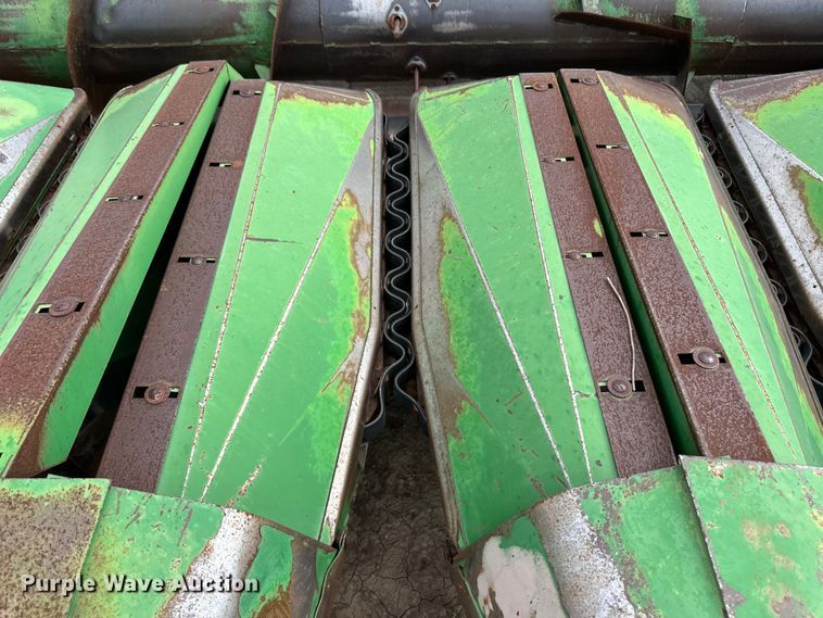 image for item OL9642 John Deere 853A all-crop head