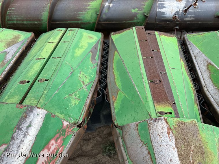 image for item OL9642 John Deere 853A all-crop head