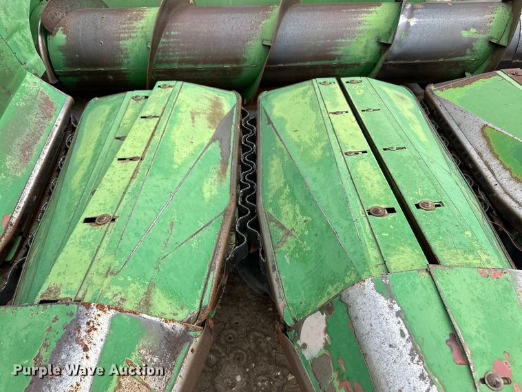 image for item OL9642 John Deere 853A all-crop head