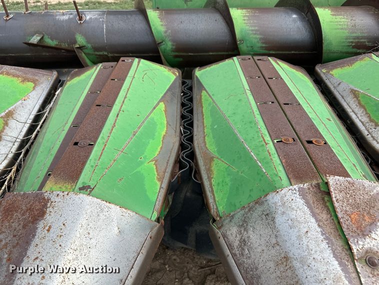 image for item OL9642 John Deere 853A all-crop head