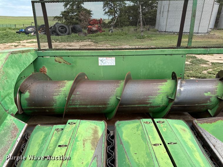 image for item OL9642 John Deere 853A all-crop head