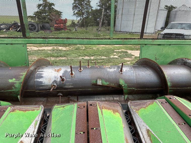 image for item OL9642 John Deere 853A all-crop head