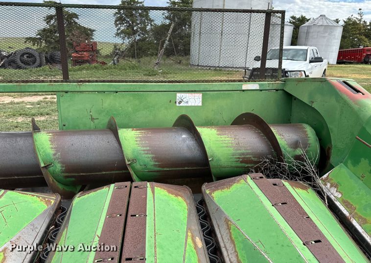 image for item OL9642 John Deere 853A all-crop head