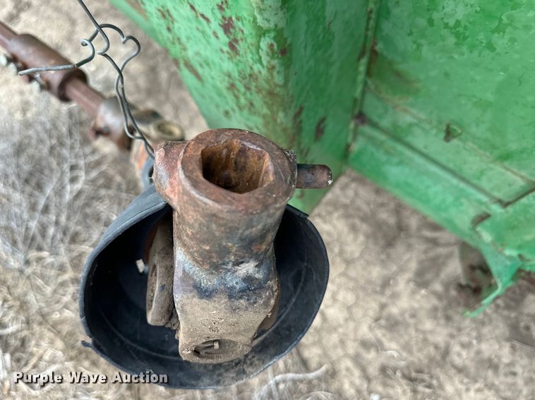 image for item OL9642 John Deere 853A all-crop head