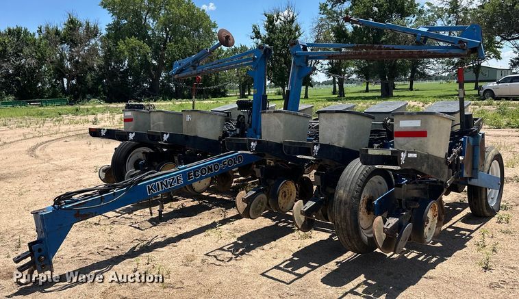 image for item OL9686 Kinze 2600 no-till planter
