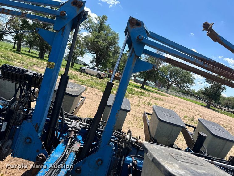 image for item OL9686 Kinze 2600 no-till planter