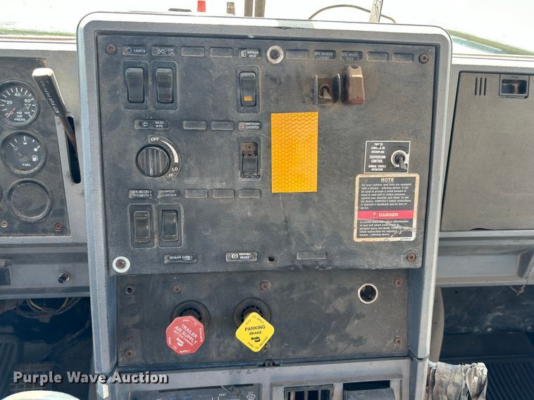 image for item DK6639 1998 Mack semi truck