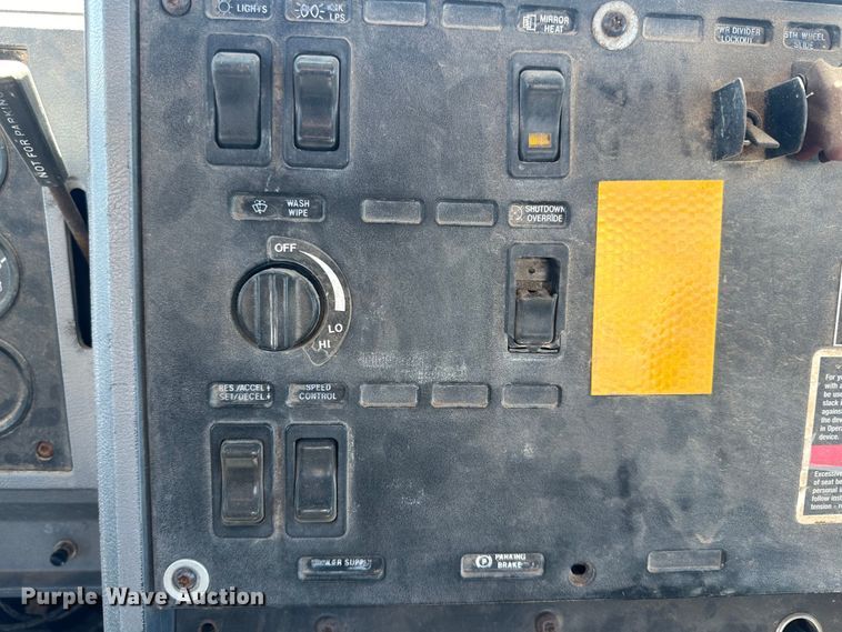 image for item DK6639 1998 Mack semi truck