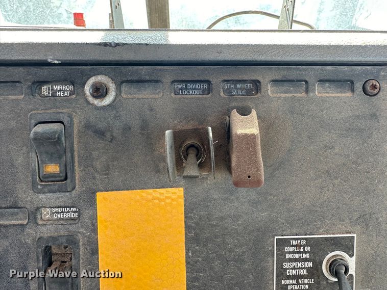 image for item DK6639 1998 Mack semi truck