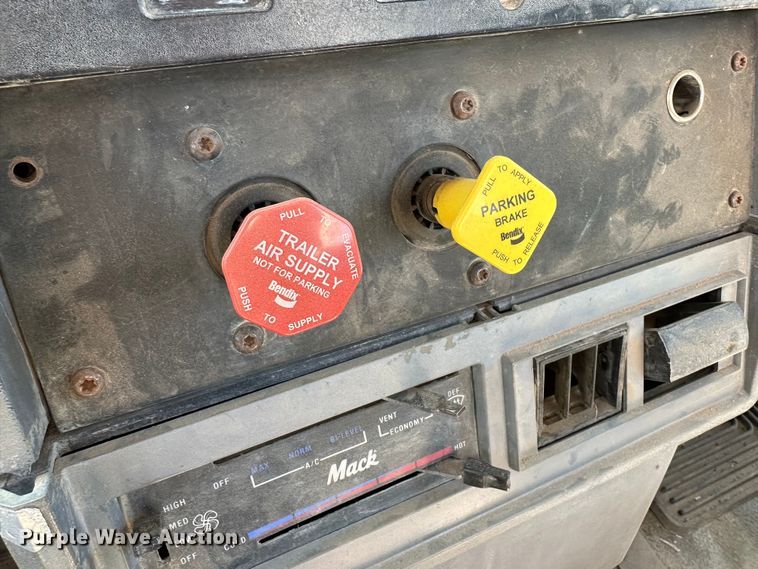 image for item DK6639 1998 Mack semi truck