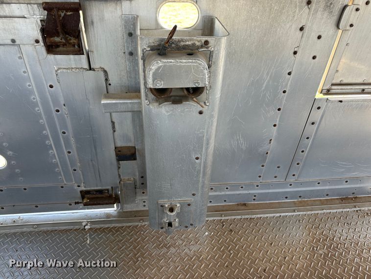 image for item DK6640 1994 Wilson PSAL-301 livestock trailer