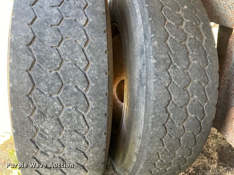 image for item DK6640 1994 Wilson PSAL-301 livestock trailer