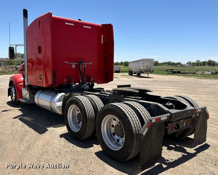 image for item DK6642 2010 Peterbilt  386 semi truck