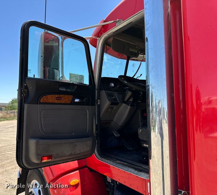 image for item DK6642 2010 Peterbilt  386 semi truck