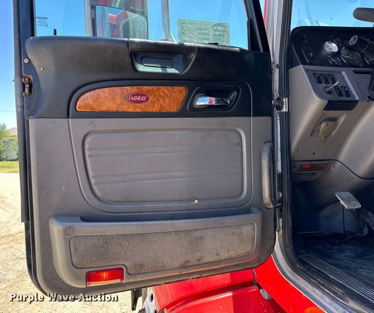 image for item DK6642 2010 Peterbilt  386 semi truck