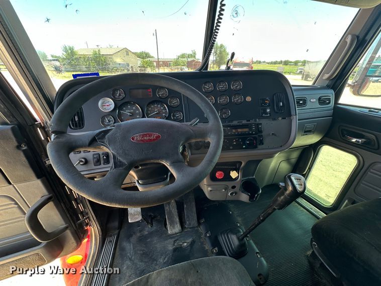 image for item DK6642 2010 Peterbilt  386 semi truck