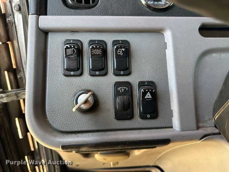 image for item DK6642 2010 Peterbilt  386 semi truck