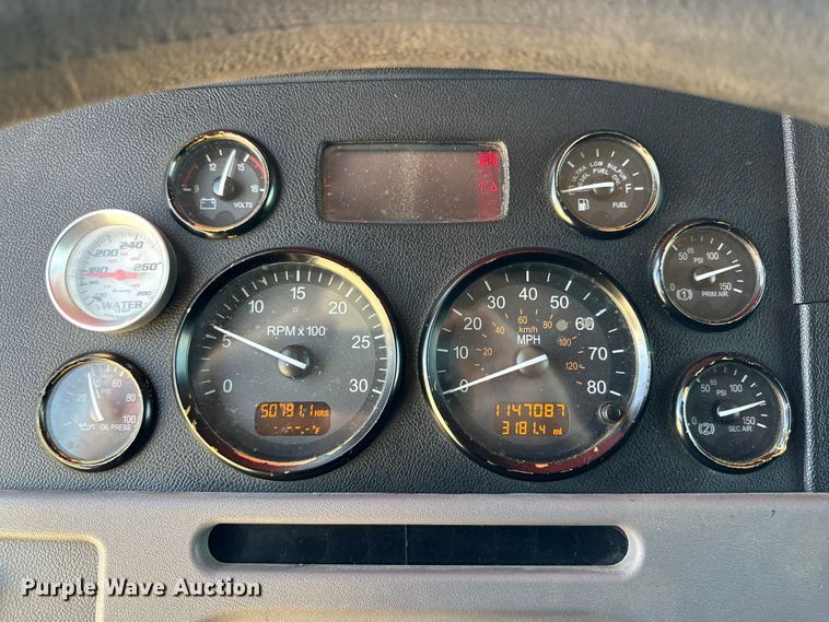 image for item DK6642 2010 Peterbilt  386 semi truck