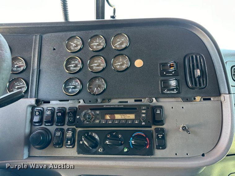 image for item DK6642 2010 Peterbilt  386 semi truck