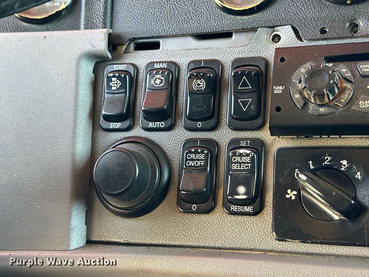 image for item DK6642 2010 Peterbilt  386 semi truck