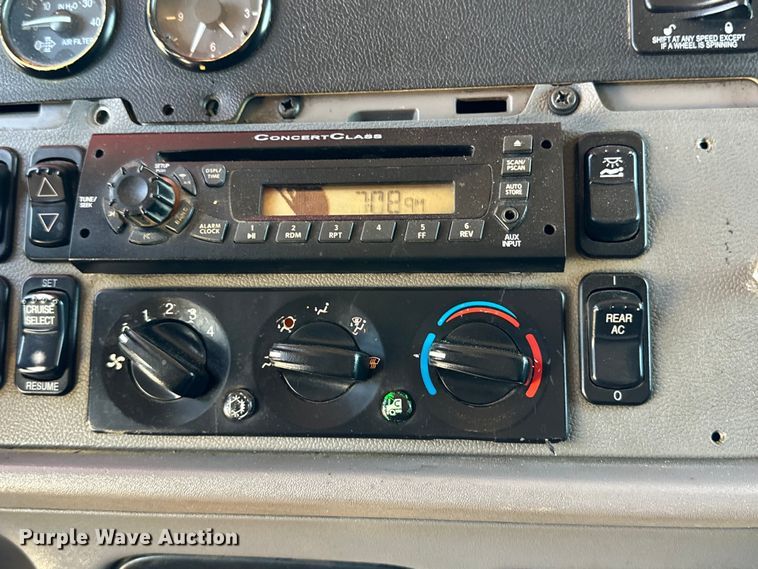 image for item DK6642 2010 Peterbilt  386 semi truck