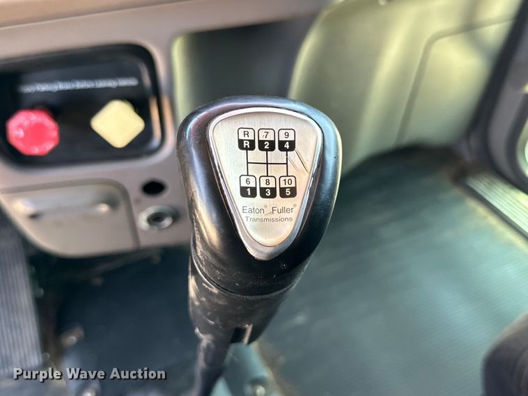 image for item DK6642 2010 Peterbilt  386 semi truck