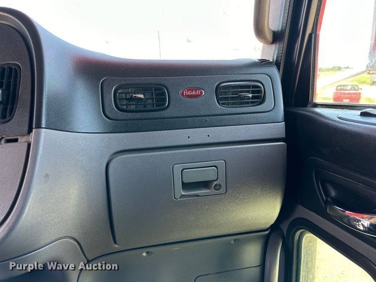 image for item DK6642 2010 Peterbilt  386 semi truck