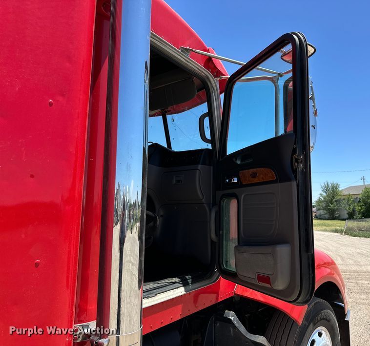 image for item DK6642 2010 Peterbilt  386 semi truck