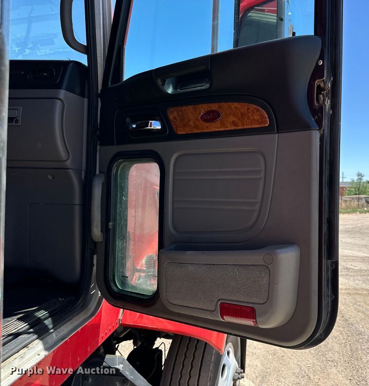 image for item DK6642 2010 Peterbilt  386 semi truck
