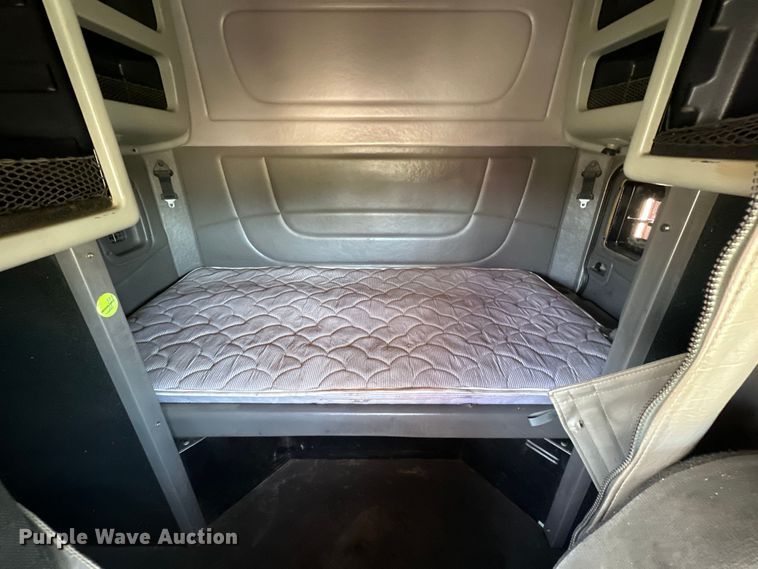 image for item DK6642 2010 Peterbilt  386 semi truck