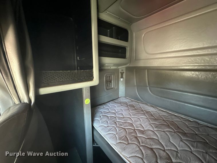 image for item DK6642 2010 Peterbilt  386 semi truck