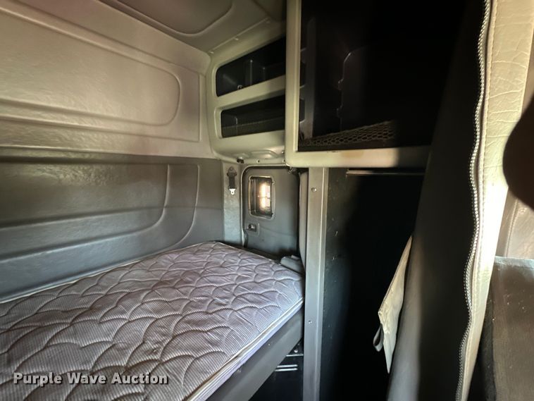 image for item DK6642 2010 Peterbilt  386 semi truck