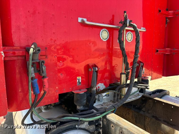 image for item DK6642 2010 Peterbilt  386 semi truck