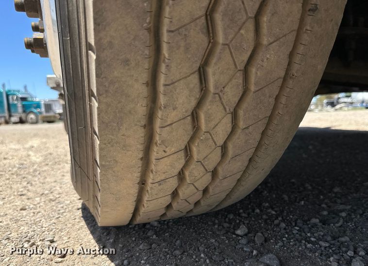 image for item DK6642 2010 Peterbilt  386 semi truck