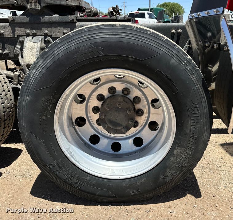 image for item DK6642 2010 Peterbilt  386 semi truck