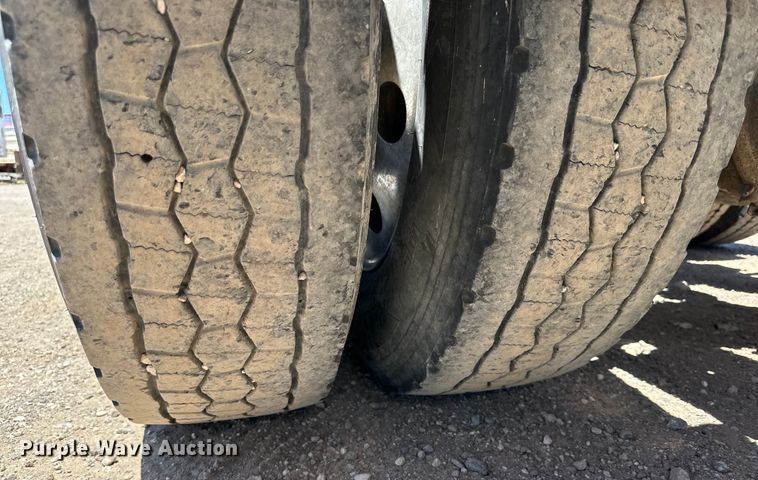 image for item DK6642 2010 Peterbilt  386 semi truck