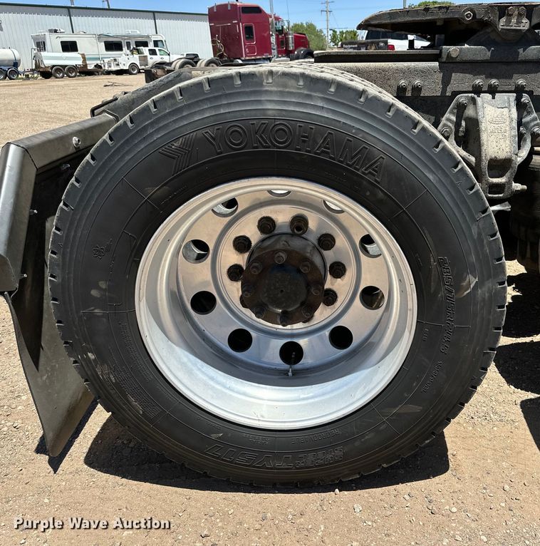 image for item DK6642 2010 Peterbilt  386 semi truck