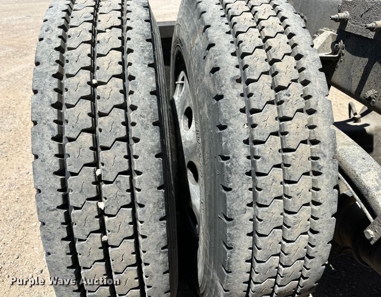 image for item DK6642 2010 Peterbilt  386 semi truck