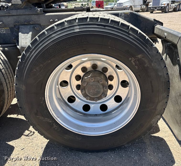 image for item DK6642 2010 Peterbilt  386 semi truck