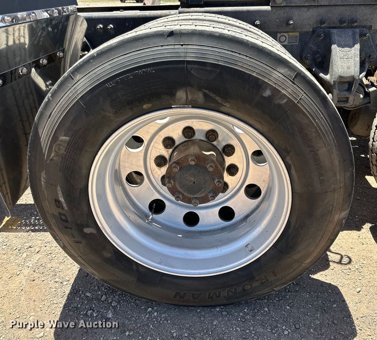 image for item DK6642 2010 Peterbilt  386 semi truck