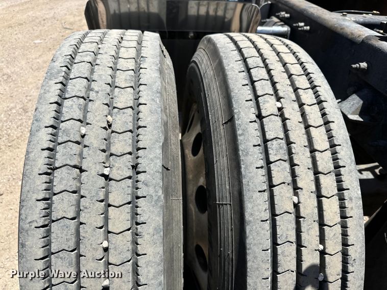 image for item DK6642 2010 Peterbilt  386 semi truck