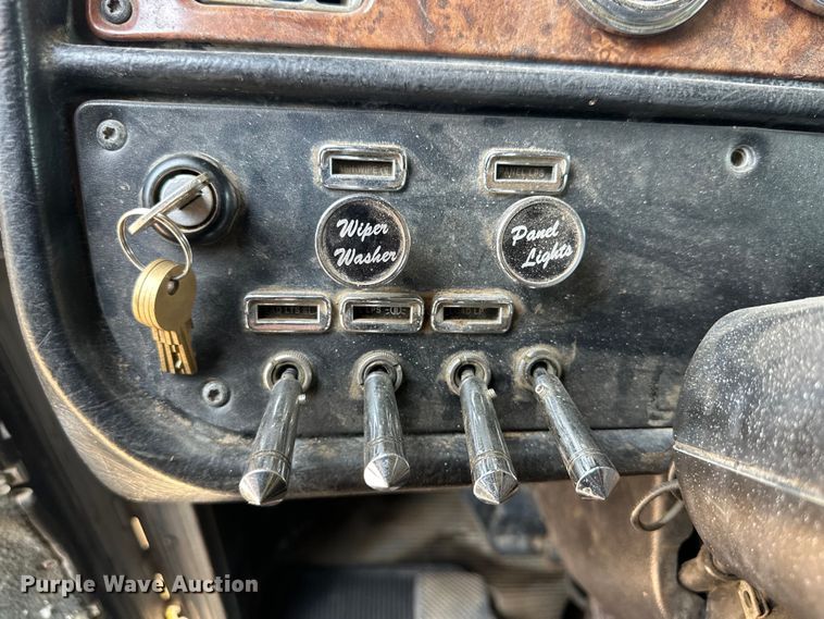 image for item DK6645 2003 Peterbilt 379 semi truck