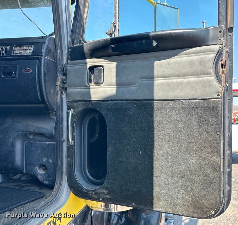 image for item DK6645 2003 Peterbilt 379 semi truck