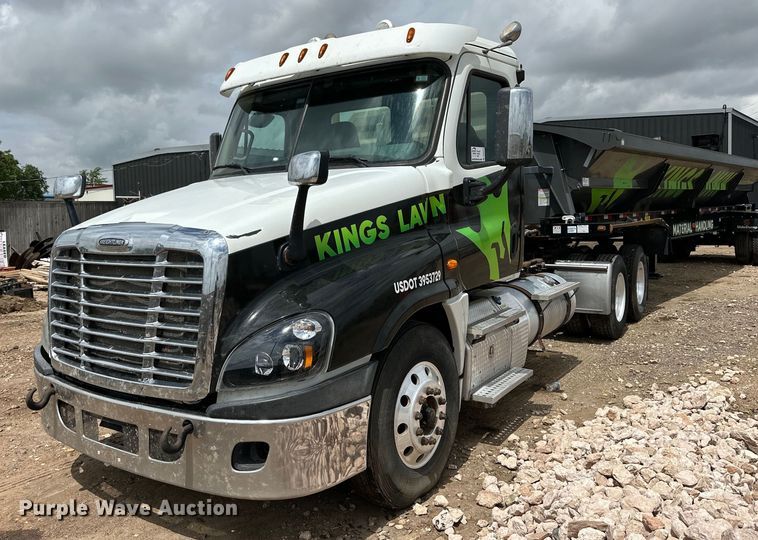 image for item DK6670 2016 Freightliner Cascadia semi truck