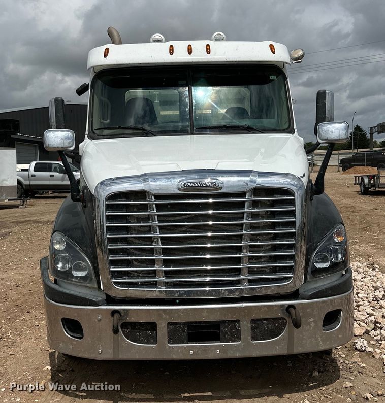 image for item DK6670 2016 Freightliner Cascadia semi truck