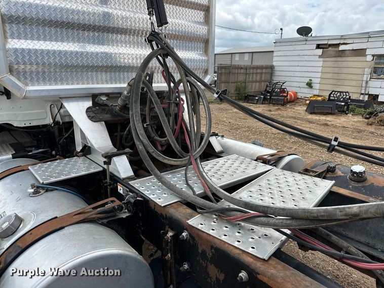 image for item DK6670 2016 Freightliner Cascadia semi truck