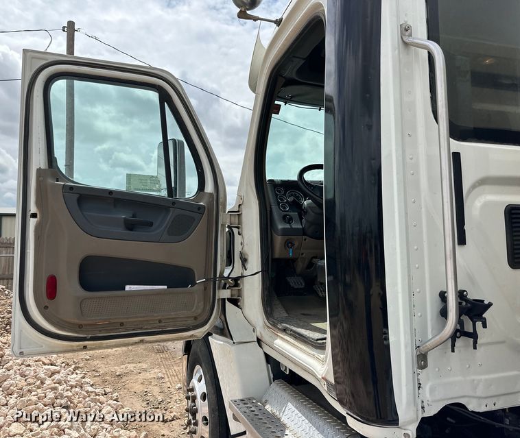 image for item DK6670 2016 Freightliner Cascadia semi truck