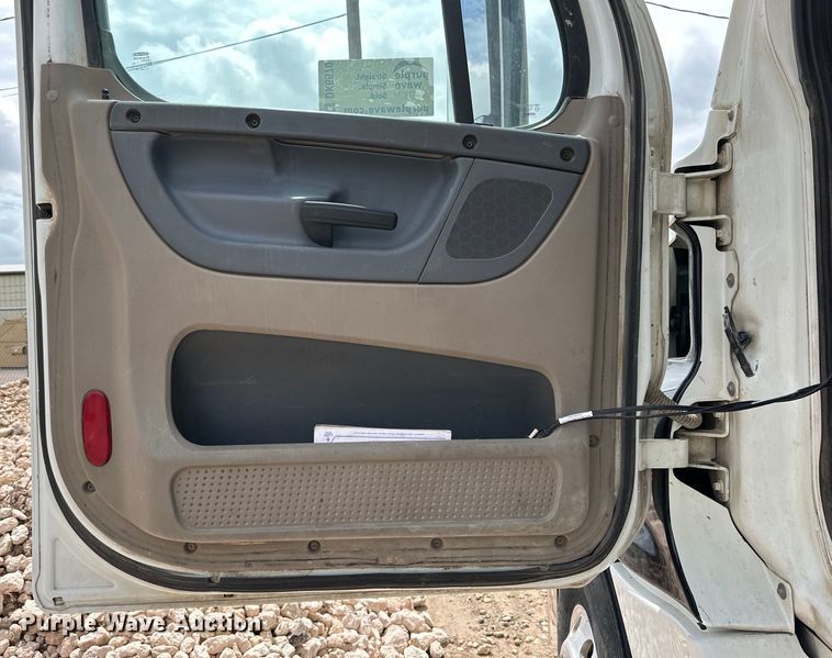 image for item DK6670 2016 Freightliner Cascadia semi truck