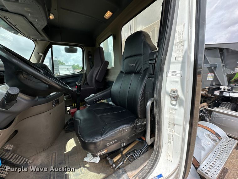 image for item DK6670 2016 Freightliner Cascadia semi truck